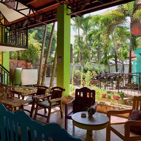 Colors Boutique Hostel Puerto Princesa Exterior photo