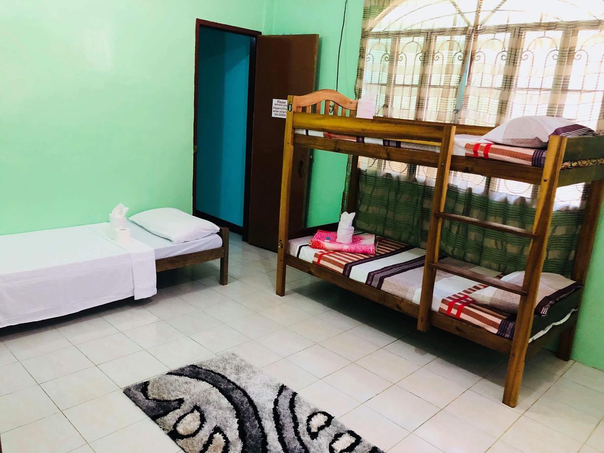 Colors Boutique Hostel Puerto Princesa Exterior photo