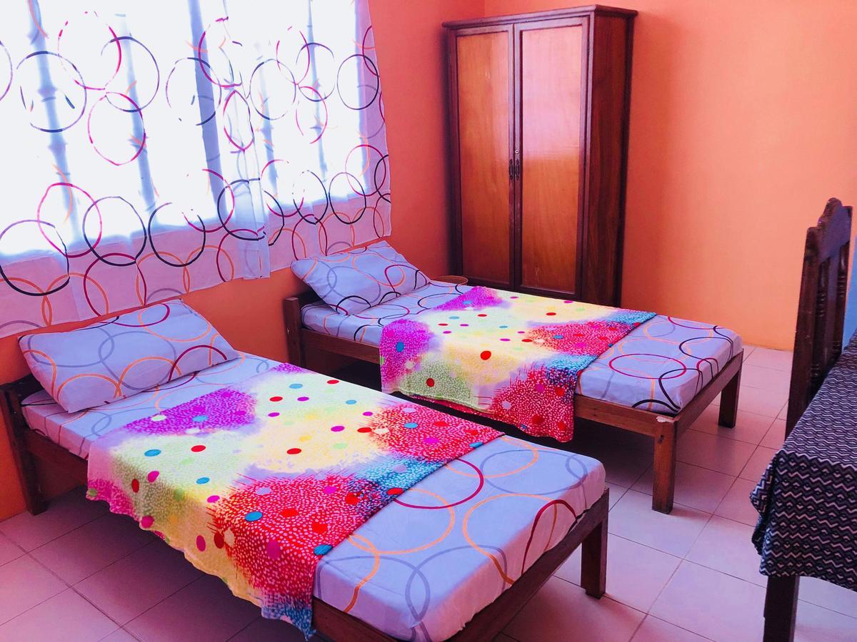 Colors Boutique Hostel Puerto Princesa Exterior photo