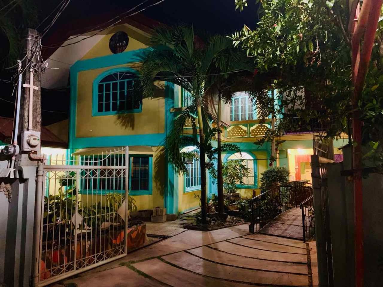 Colors Boutique Hostel Puerto Princesa Exterior photo